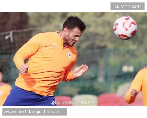 山东泰山队在武汉体育中心进行赛前踩场训练为即将到来的比赛做好准备