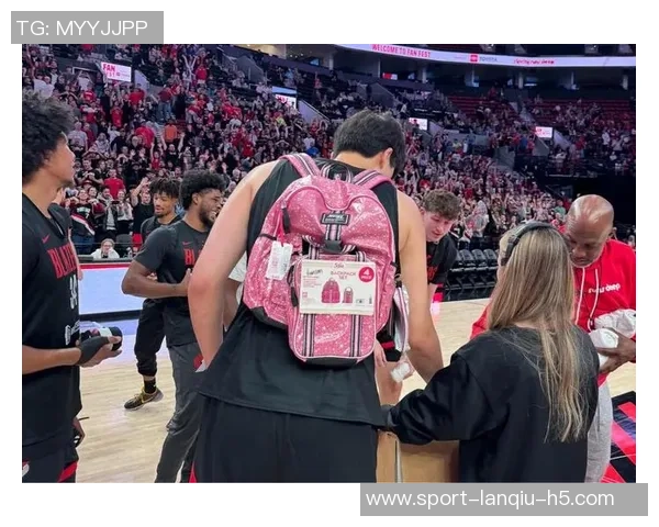 开拓者众将亮相秀场杨瀚森背粉色书包格兰特传统服饰引关注